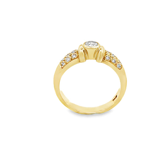 18ct Elegant Gold Ring with Diamonds