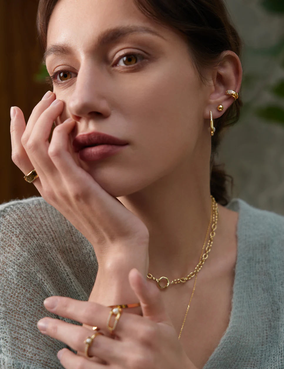 Zoom Gold Pearl Interlock Oval Hoop Earrings