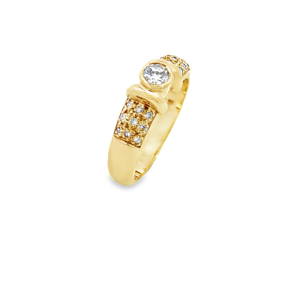 18ct Elegant Gold Ring with Diamonds