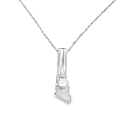 Silver Pearl Necklace.